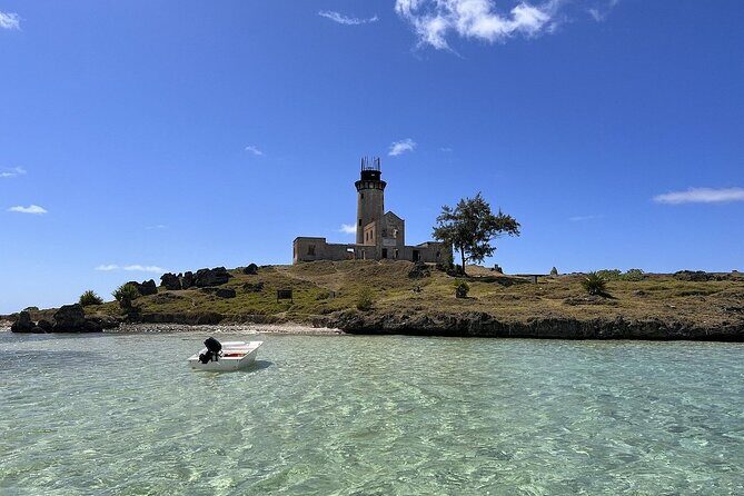 5 Islands Private Speedboat with Snorkeling Lunch and Drinks - Ile de la Passe: old defenses and long-ago naval drama