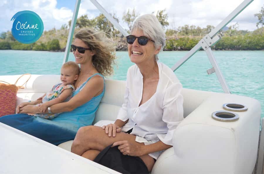 5 Islands Tour: New OCÉANE Private Pontoon Boat cruise - Îlot Flamants and Île aux Cerfs: Beach Scenery and Dessert Time