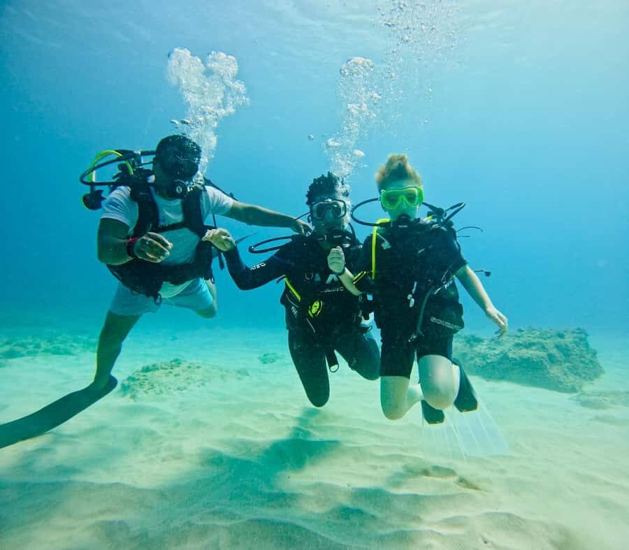 DISCOVER SCUBA DIVING IN LEMORNE with EasydiveMauritius - Underwater spots at 3 to 12 metres: what you’ll actually do