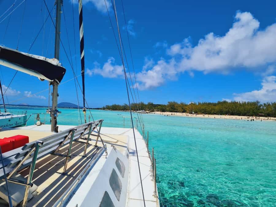 Ilot Gabriel: Catamaran Cruise & BBQ Lunch - BBQ lunch and onboard drinks: why the timing matters