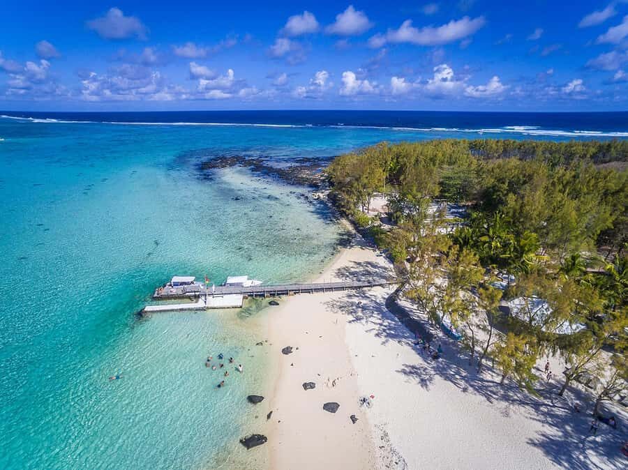 Mahebourg: L'île des Deux Cocos Island Boat Tour with Lunch - From Mahebourg hotel pickup to boat departure: the day starts easy