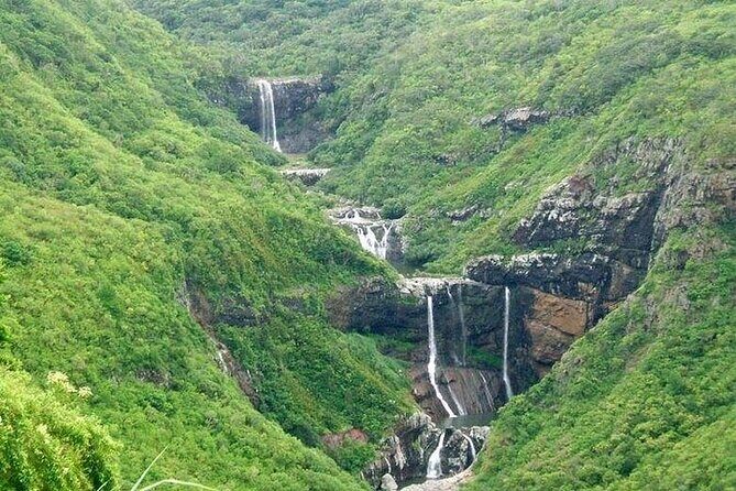 Mauritius Hiking : Tamarind falls ( 7 waterfalls) - Tamarind Falls in Henrietta: why this hike is more than a photo stop