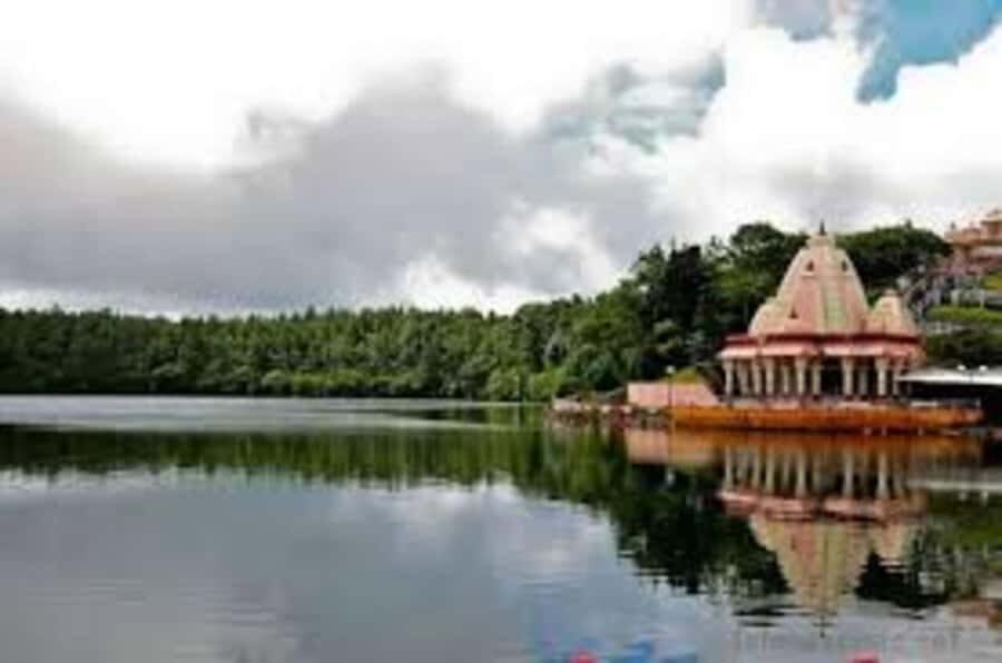 Mauritius: Private Guided South Tour with Pickup - Grand Bassin and Ganga Talao: Hindu temple setting with Shiva symbolism