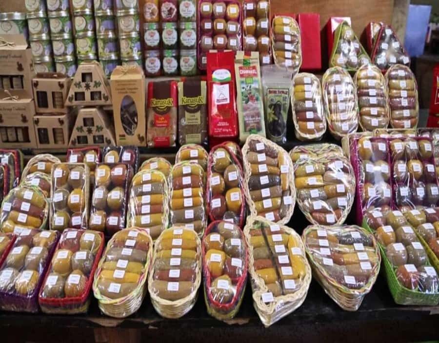 Port Louis: Private Guided Tour and Street Food Tasting - Street food tastings: the real Port Louis lesson (and you get about 8)