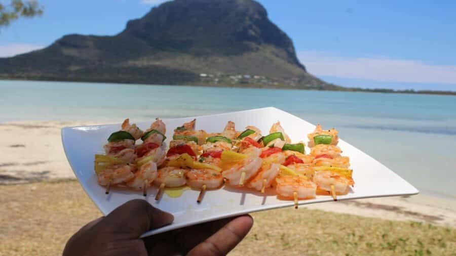 Private Île aux Bénitiers Boat: Dolphin Snorkeling & Lobster - Price and value: is $738 per group up to 4 a good deal?