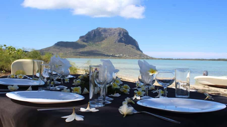 Private Île aux Bénitiers Boat: Dolphin Snorkeling & Lobster - From Le Morne Beach to the dolphin swim spot