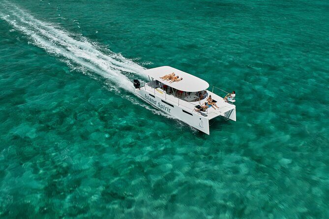 SouthEast Lagoon Discovery on shared basis on a Power Catamaran - Shipwrecks on the coral reef: why it’s exciting (and why you should be flexible)